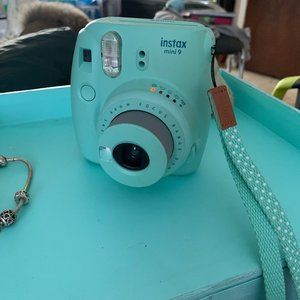 NWOB FujiFilm Instax Mini 9 *Blue* **FREE GIFT**